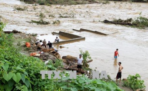 Áp thấp giữa Biển Đông gây mưa rào và gió giật mạnh cấp 8