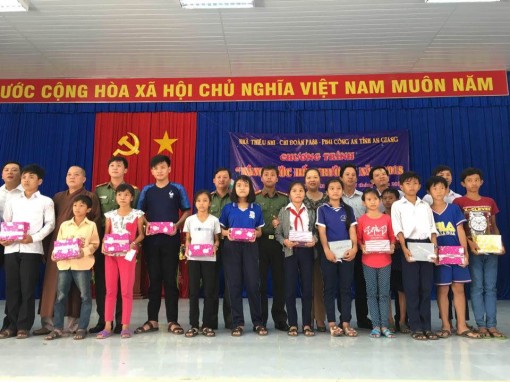Nhiều phần quà nâng bước học sinh nghèo xã Thoại Giang đến trường