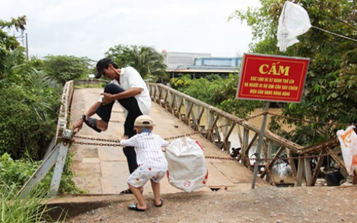 Sập cầu sắt, người dân ở Bến Tre phải đi đường vòng 5 km