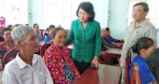 Phó Chủ tịch nước thăm gia đình chính sách ở Vĩnh Long