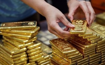 Giá vàng trong nước vẫn ngược chiều với giá vàng thế giới