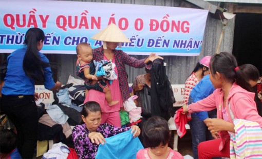 Quầy quần áo 0 đồng của thanh niên Sóc Trăng