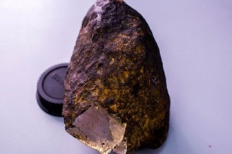 Kim cương không cứng bằng chất lạ trong hòn đá thiên thạch