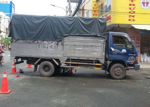 Tiền Giang: Mẹ chạy xe máy va chạm với xe tải, con trai 6 tuổi tử vong