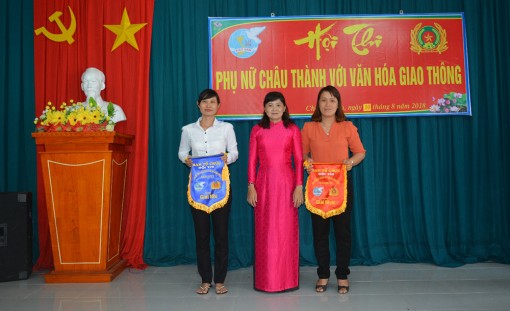 Nâng cao vai trò phụ nữ tuyên truyền pháp luật về an toàn giao thông