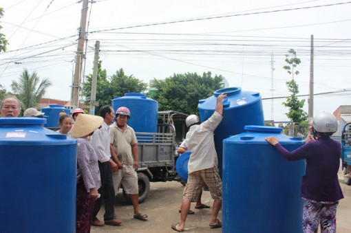 Tặng 200 bồn chứa nước tại Bến Tre