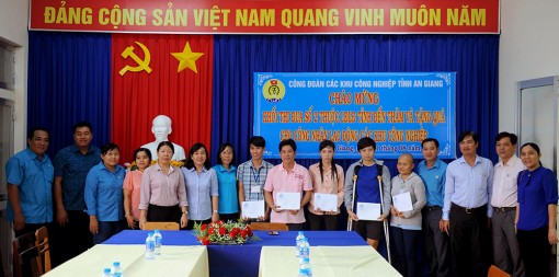 Thăm, tặng quà công nhân lao động bị tai nạn lao động và bệnh nghề nghiệp