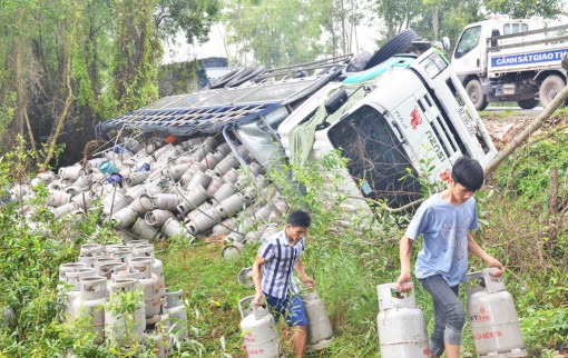Long An: Xe chở bình gas lật nhào trên Quốc lộ N2