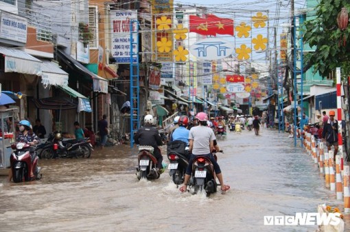 Triều cường dâng cao, nhiều tuyến đường ở Cần Thơ biến thành sông