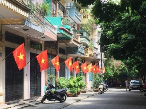Treo cờ Tổ quốc dịp kỷ niệm 130 năm ngày sinh Chủ tịch Tôn Đức Thắng