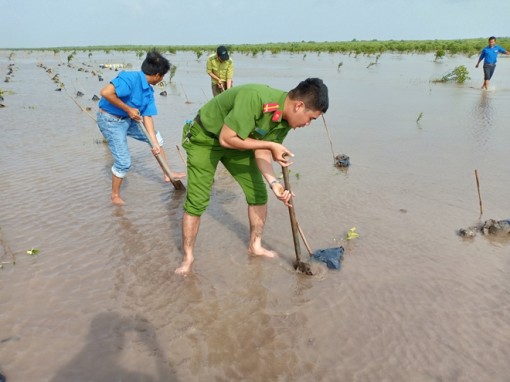 Tuổi trẻ Công an Sóc Trăng tham gia trồng rừng phòng hộ ven biển