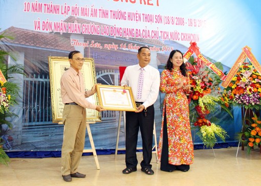 Hội Mái ấm tình thương Thoại Sơn đón nhận Huân chương Lao động hạng Ba