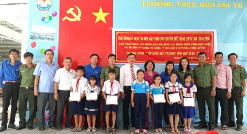 “Tiếp bước đến trường” cho học sinh quê Bác Tôn