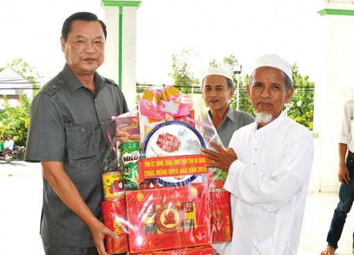 Thăm, chúc mừng Tết Royal HaJi của đồng bào Chăm