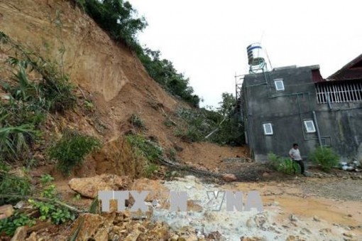 Mưa lớn kéo dài, nhiều nhà dân bị sạt lở
