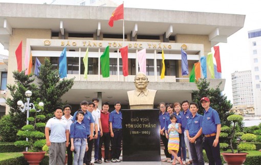 Phương xa nhớ Bác