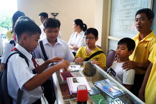 Triển lãm tem bưu chính học sinh – sinh viên mừng sinh nhật Bác Tôn