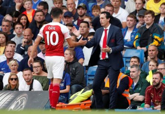 Thua Chelsea, "vua săn danh hiệu" Emery khởi đầu tệ tại Arsenal