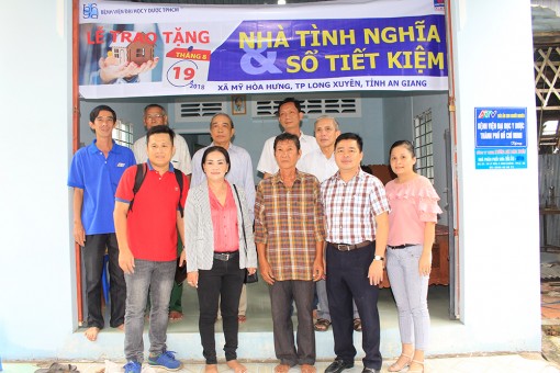 Khám chữa bệnh, tặng quà, trao nhà cho hộ nghèo xã Mỹ Hòa Hưng