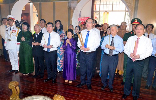 Lãnh đạo TP Hồ Chí Minh dâng hương tưởng niệm Chủ tịch Tôn Đức Thắng