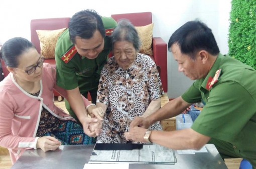 Công an TP.Tân An: Đến nhà làm giấy CMND cho người già, tàn tật