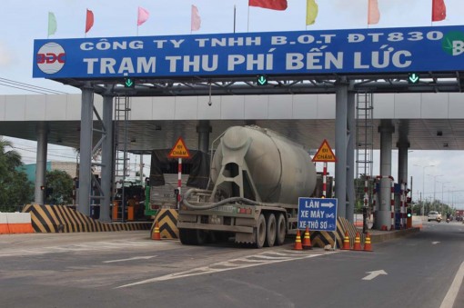Một số người chặn xe vào trạm BOT Bến Lức - Đức Hòa, kẹt xe hơn 2km