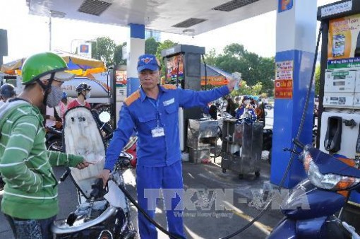 Petrolimex giảm 300 đồng/lít xăng dầu