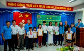 Trao học bổng Tôn Đức Thắng và quà “Tiếp sức đến trường” năm học 2018- 2019