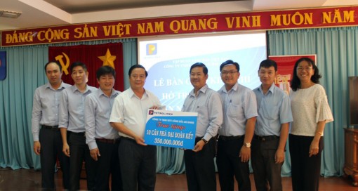 Petrolimex An Giang tặng 10 căn nhà Đại đoàn kết trị giá 350 triệu đồng