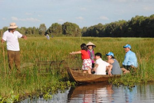 Đồng Tháp: Mùa nước nổi trải nghiệm làm ngư dân, ngủ lại trong rừng