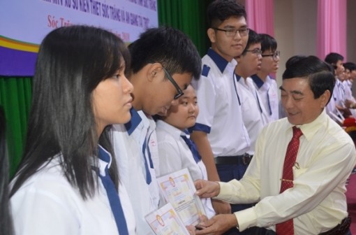Sóc Trăng: 425 học sinh nghèo nhận học bổng