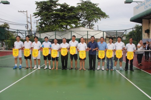 Khối doanh nghiệp thi đấu giao lưu quần vợt chào mừng Quốc khánh