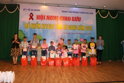 Tổ chức các hoạt động vui chơi, tặng quà trẻ nhiễm HIV/AIDS