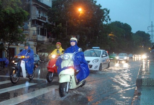 Đêm 25-8, cả nước có mưa rào và dông rải rác, đề phòng tố lốc