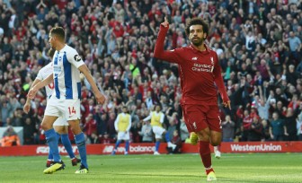 Salah giúp Liverpool chiếm ngôi đầu từ Man City