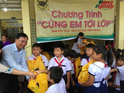 Khởi động chương trình 'Cùng em tới lớp' tại Hậu Giang