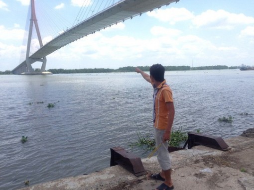 2 phụ nữ định nhảy cầu Cần Thơ thì được lực lượng công an ngăn cản