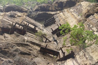 Những chiếc quan tài treo trên hang đá cao khoảng 30 mét