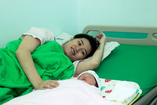 Cà Mau: Cứu sản phụ bị sa dây rốn nguy kịch, giúp mẹ tròn con vuông