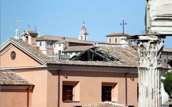 Sập nhà ở Mỹ và Italy