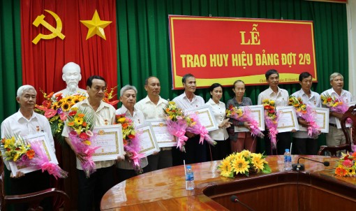 Huyện ủy Châu Thành trao Huy hiệu Đảng đợt 2-9