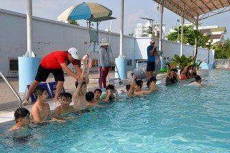 10.000 trẻ em được phổ cập bơi trước lũ
