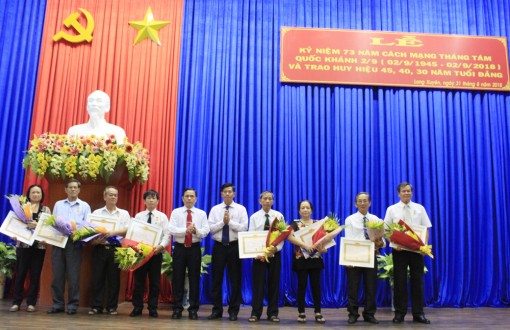 Kỷ niệm 73 năm Cách mạng Tháng 8, Quốc khánh 2-9 và  trao Huy hiệu Đảng