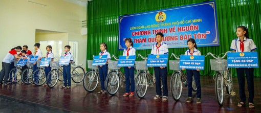 Về nguồn và thăm quê hương Bác Tôn