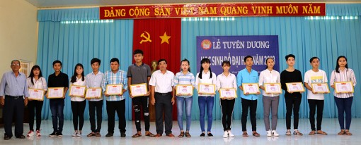 Vĩnh Thành: Tuyên dương, khen thưởng 56 học sinh đậu đại học