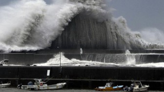 Nhật Bản 'tơi bời' trong siêu bão lớn nhất 25 năm qua