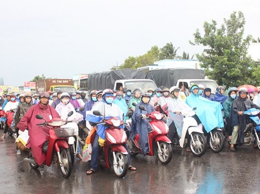 Sau lễ, ô tô xếp hàng dài chờ qua cầu Rạch Miễu