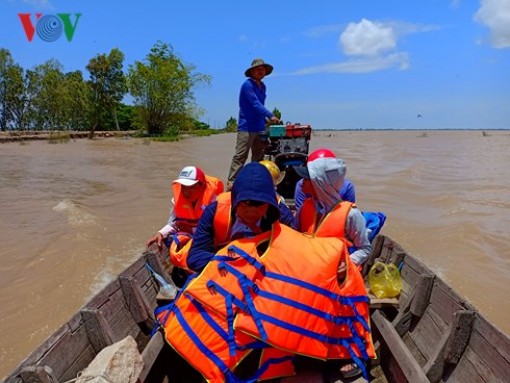 Nhọc nhằn “vượt sóng” đến trường mùa nước lớn