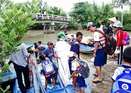 Học sinh vùng Đất Mũi Cà Mau đội mưa, vượt sông tới trường