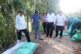 Phó Chủ tịch UBND tỉnh Lê Văn Nưng kiểm tra công tác phòng, chống lũ tại huyện Châu Phú